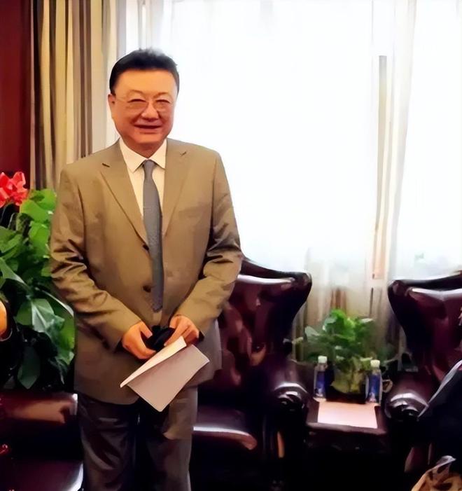 手术曝光脸色发黑引发担忧金龟子美容很享受pg电子模拟器免费试玩61岁王宁日本换血(图3)